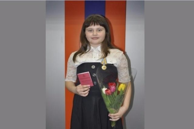 Юную иркутянку наградили за спасение женщины на курорте в Бурятии 