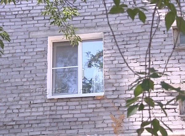 В Улан-Удэ из окна снова выпал ребёнок