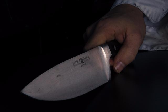 Житель Бурятии, угрожая продавцу ножом, «обчистил» кассу магазина