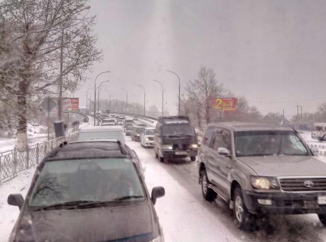 Улан-Удэ из-за снега вновь сковали пробки