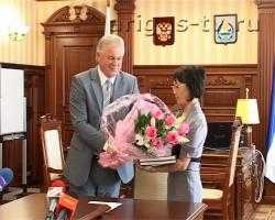 Президент Бурятии поздравил сотрудницу Национальной библиотеки с премией президента России