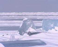 На льду Байкала обнаружены загадочные кольца