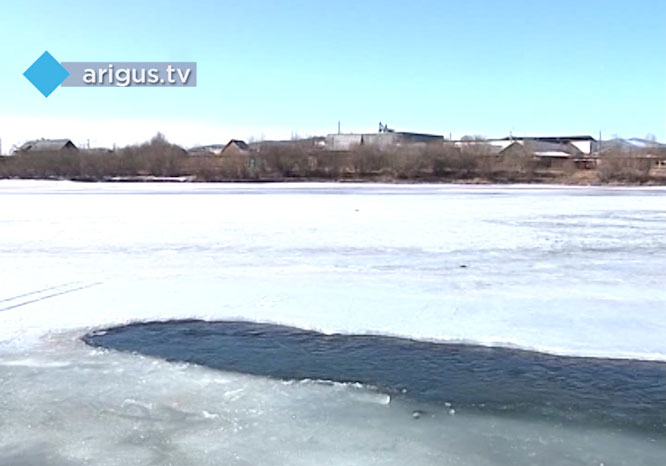В Улан-Удэ автомобиль ушёл под лёд, один человек погиб 