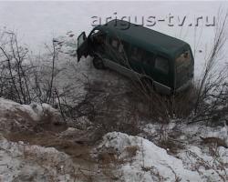 В Улан-Удэ микроавтобус сорвался с крутого обрыва, водитель погиб