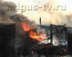 В Улан-Удэ случился пожар на крупной торговой базе, дым которого был виден за несколько километров
