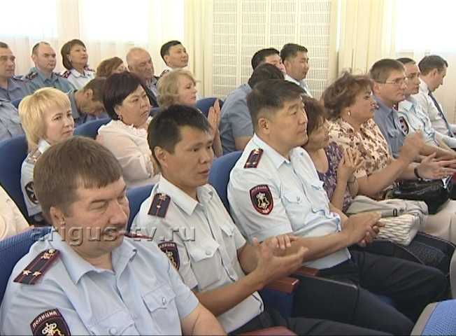 12 ветеранов МВД получили сертификаты на приобретение квартир