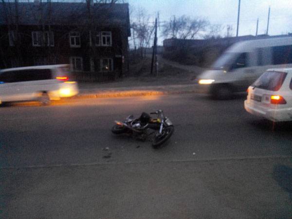 В Улан-Удэ водитель мопеда врезался в автомобиль