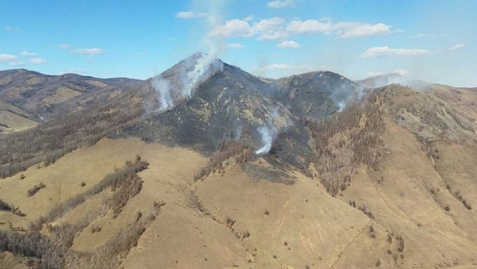 В Бурятии тушат сложный лесной пожар в горах