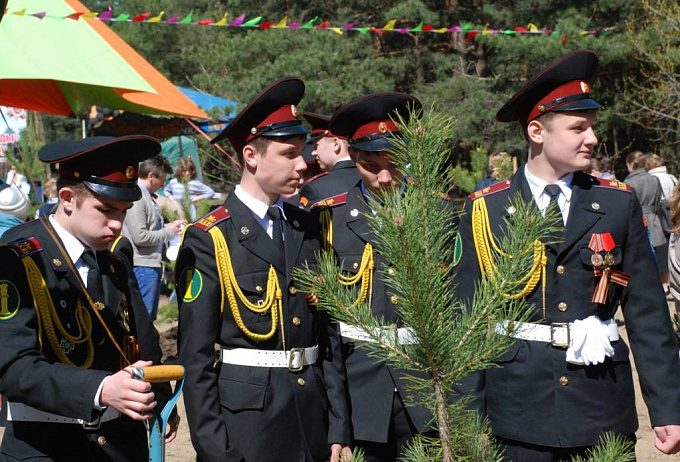 Певец Олег Газманов и депутат от Бурятии посадили «дерево Победы»