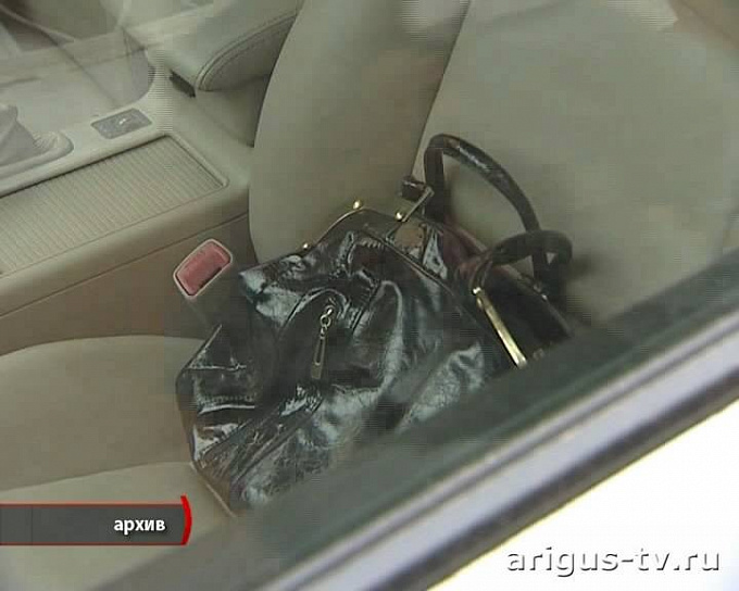Около 300 тысяч рублей похитили из автомобилей в Улан-Удэ