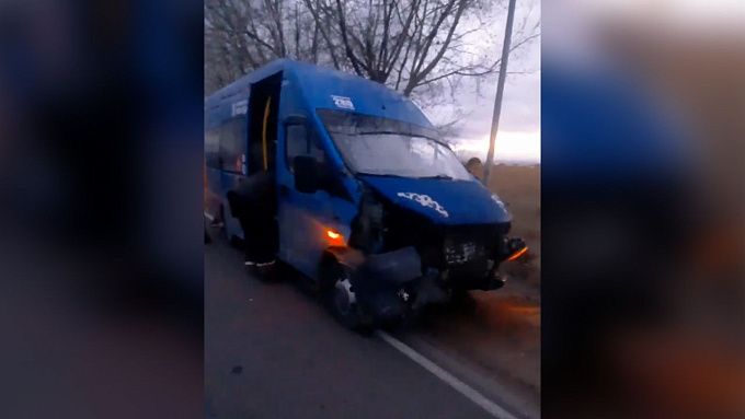 В Улан-Удэ беременная женщина за рулем «Тойоты» врезалась в автобус