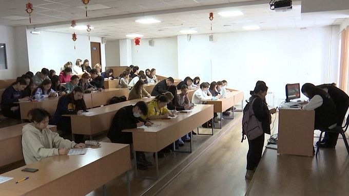 В Улан-Удэ родители выпускников рассказали, кем хотят стать их дети