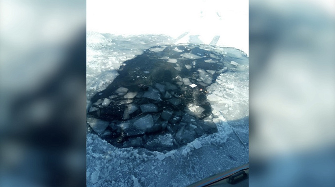 «Лада» ушла под лед на озере в Бурятии 