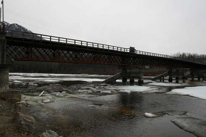 Ледоход грозил снести мост на севере Бурятии
