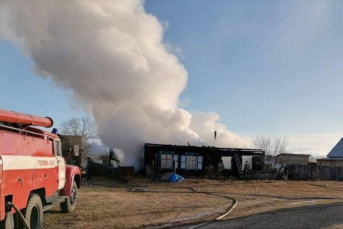 В Бурятии пожар превратил двухквартирный дом в пепелище