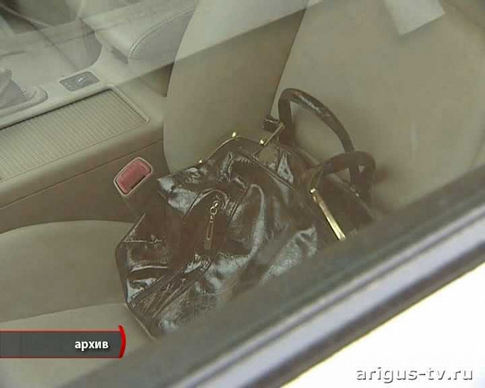 В Улан-Удэ магнитолы и сумки воры уносят из авто днем, ночью – оставляют машины без колес
