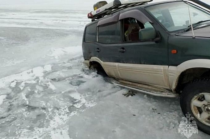 На Байкале турист хотел срезать путь по льду, а в итоге угодил в ловушку