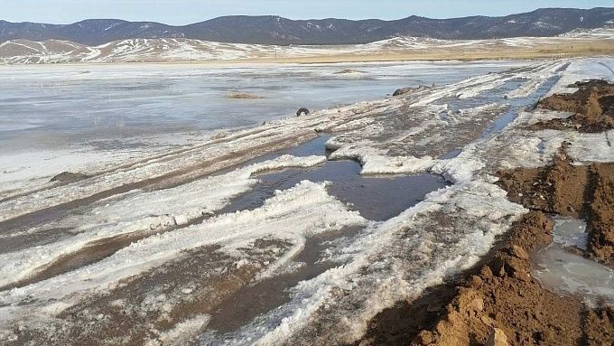 В районах Бурятии из-за таяния снега и льда вода топит дороги