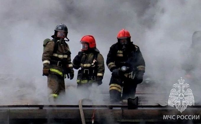 Мужчина погиб на крупном пожаре в здании в Улан-Удэ