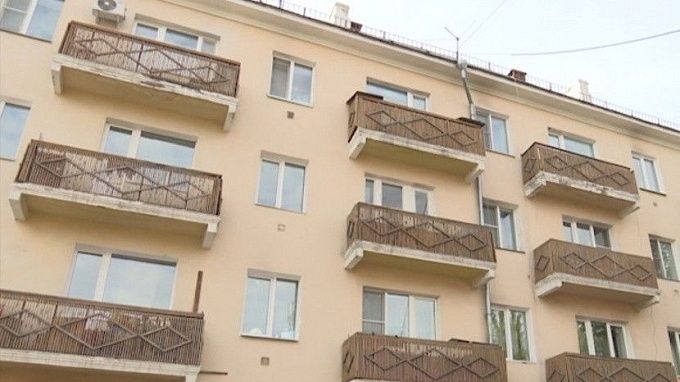 В Улан-Удэ неизвестный выстрелил в женщину, стоявшую на балконе