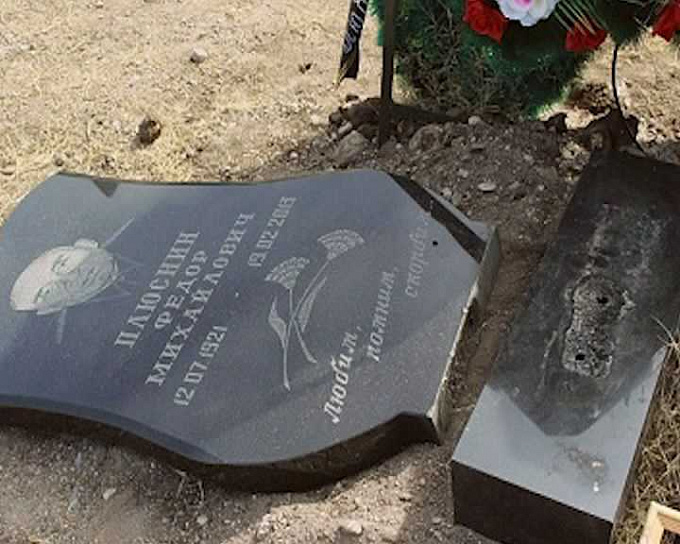 В Бурятии подростки разрушили около полусотни могил на сельском кладбище