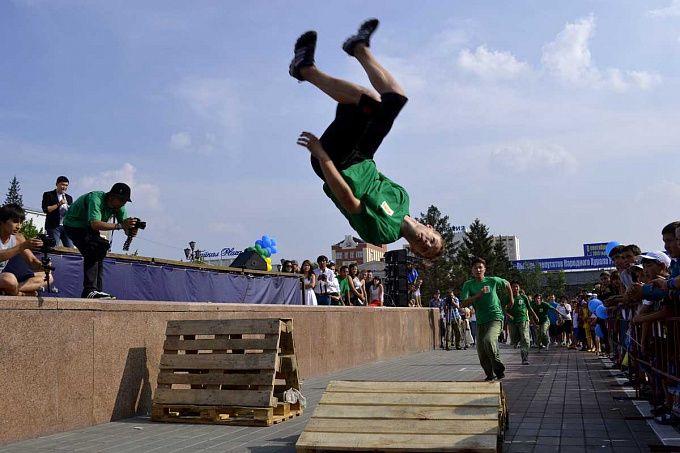 В Улан-Удэ в День физкультурника занимались дыхательной гимнастикой и пели гимн Олимпиады (ФОТОРЕПОРТАЖ)