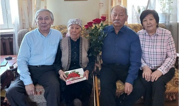 В Улан-Удэ ветеран труда отметила 98-й день рождения