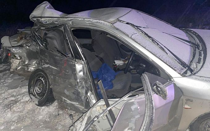 В пригороде Улан-Удэ водитель легковушки погиб, врезавшись в большегруз 