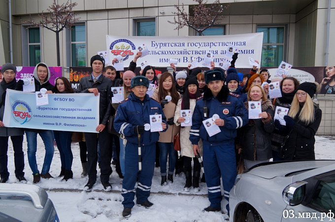 «Работайте, братья»: В Улан-Удэ студенты вышли на улицы, чтобы поблагодарить полицейских
