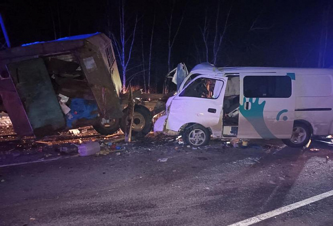 В Бурятии водитель «Ниссана» погиб, врезавшись в стоявший на обочине грузовик