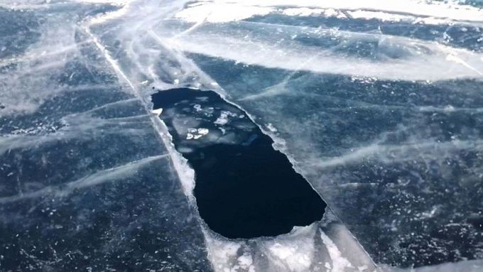 Жителей Бурятии призывают не выезжать на лед Байкала из-за нерп
